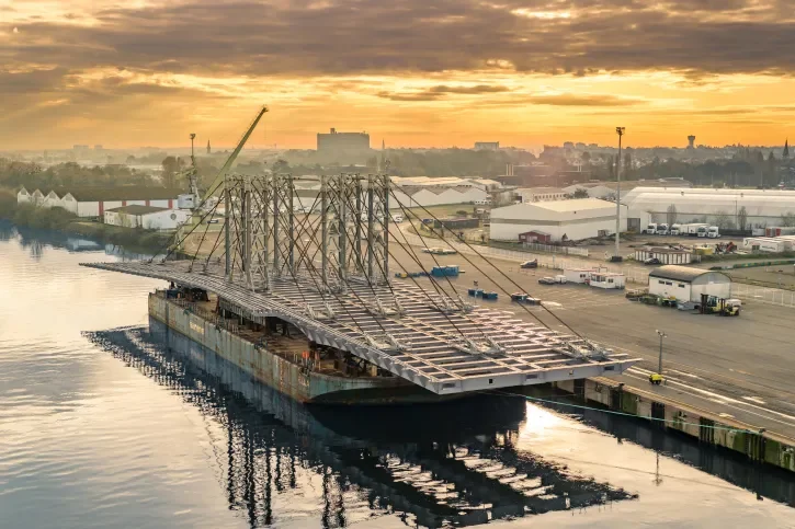 Le convoi accoste au port de Cheviré.