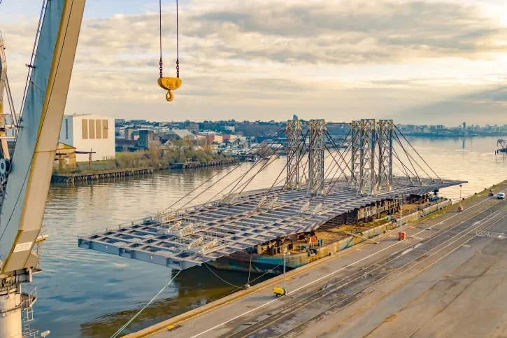 La barge accosté au port de Cheviré, au soleil couchant. 