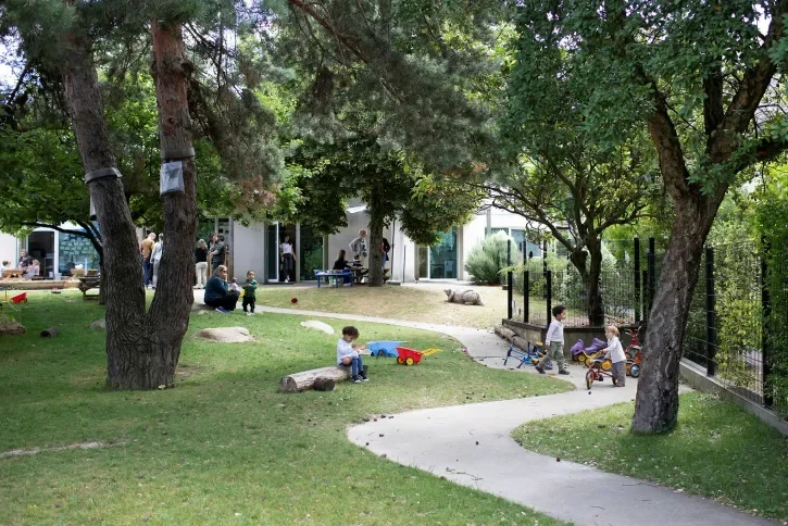 Des enfants dans une cour nature. 