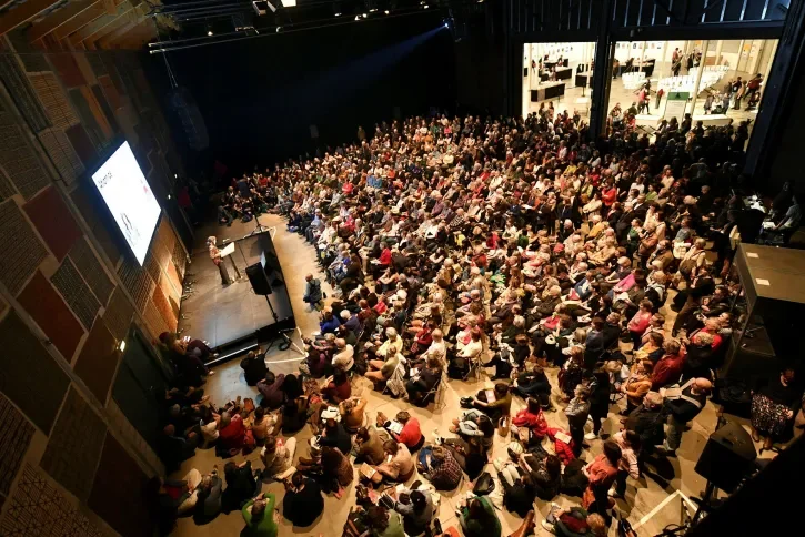 Des personnes écoutent une conférence. 