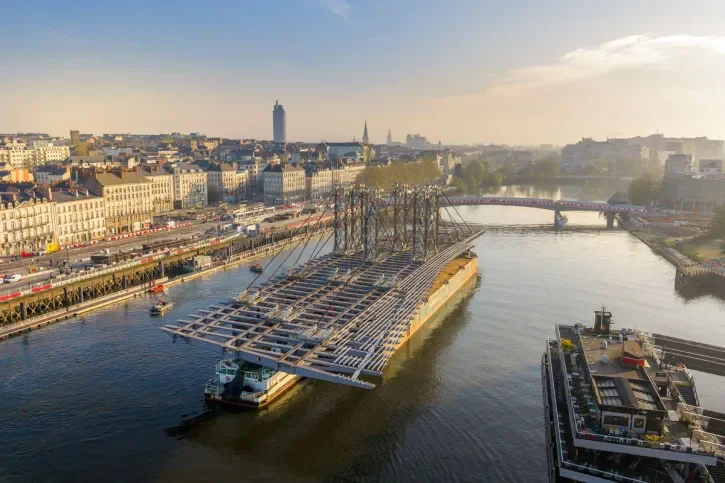 La barge transportant le futur pont Anne-de-Bretagne arrive à côté de l'ouvrage existant.