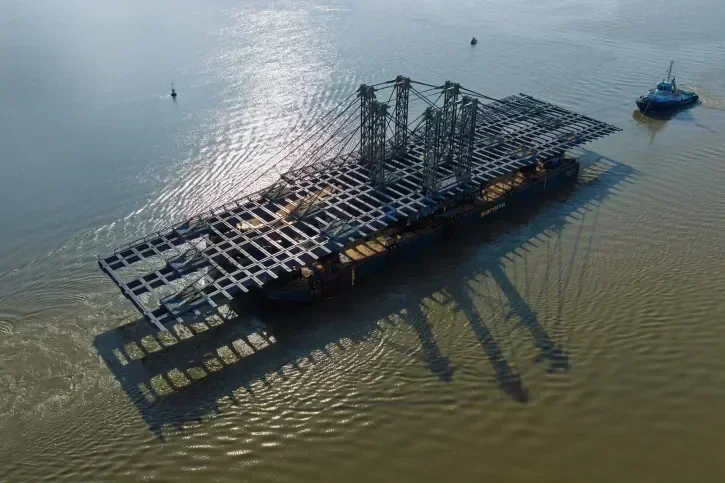 Vue plongeante sur la barge transportant la charpente métallique du pont Anne-de-Bretagne.