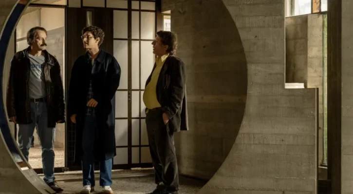 Trois hommes en train de discuter. 