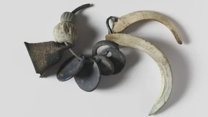 Un hochet métallique.