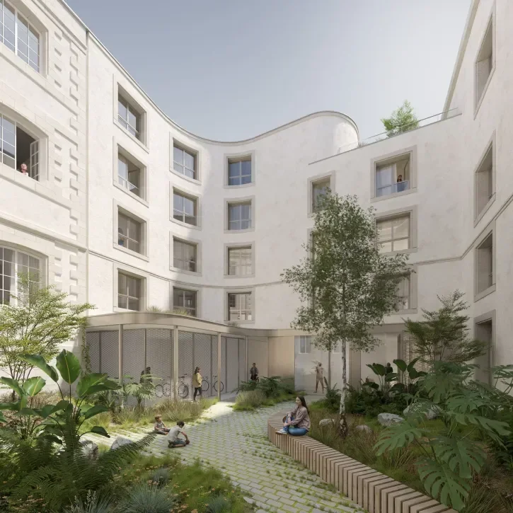 Vue extérieur du patio avec un local vélo, des espaces végétalisés et une cours pavée.