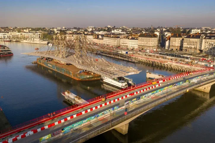 La barge transportant la charpente métallique du futur pont Anne-de-Bretagne s'approche de l'ouvrage existant.