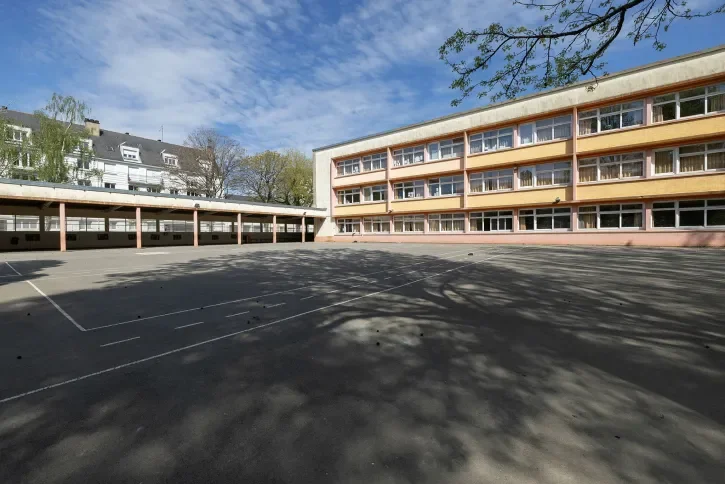 Une vue des bâtiments de l'école. 