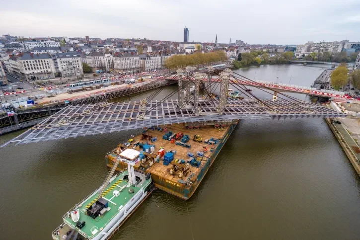 La charpente du pont Anne-de-Bretagne en pleine rotation sur la barge.