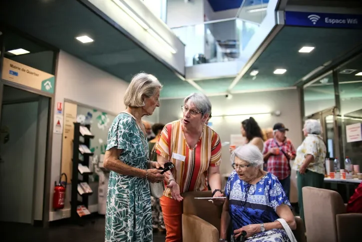 Des personnes âgées discutent.