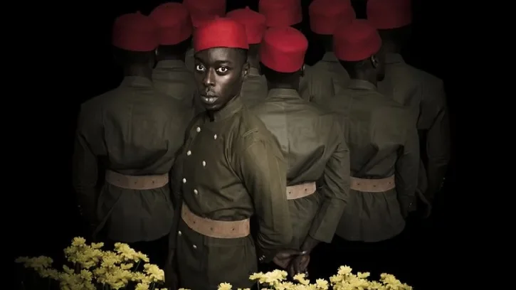 Une photographie artistique représentant un personnage issu de la colonisation.