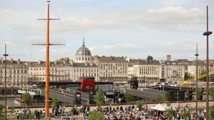Une photo panoramique du Mât de la fraternité. 