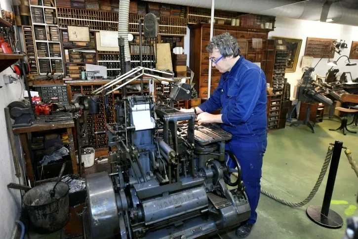 Un ouvrier au travail sur une presse.