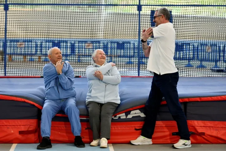 Des seniors font des étirements. 