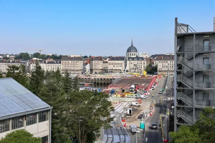 Le nouveau pont Anne-de-Bretagne, en chantier mais libéré de ses haubans, dessine une continuité avec les nouveaux rail de tramway du boulevard Léon-Bureau.  