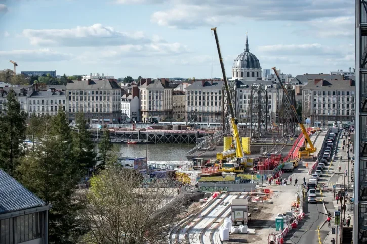 Le pont Anne-de-Bretagne toujours paré de ses haubans, avec dans la continuité les rails de tramway posés sur le boulevard Léon-Bureau. 