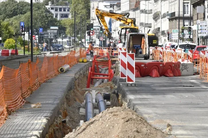 Une tranchée creusée Quai de la Fosse à Nantes, où se trouve les tuyaux destinés au reseau de chaleur urbain.