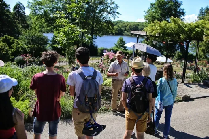 Un guide fait visiter la roseraie du parc floral de la Beaujoire.