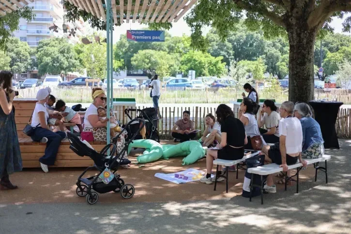 Des femmes et des tout-petits sur un mobilier expérimental dédié aux parents pour prendre soin de leur bébé.