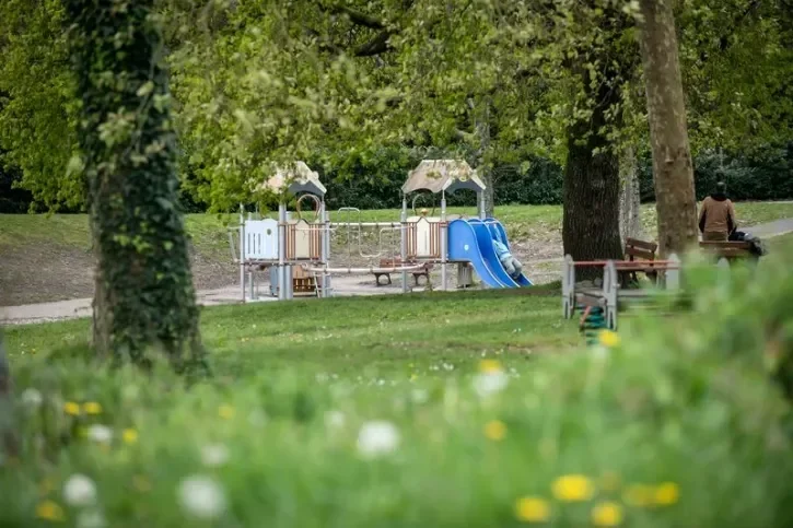 Une aire de jeux pour enfants dans le square de la Halvêque à Nantes.