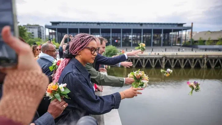 Jet de fleurs dans la Loire en hommage à toutes les victimes lors de la Journée nationale des mémoires de la traite, de l'esclavage et de leurs abolitions, dimanche 10 mai 2026 à Nantes. 