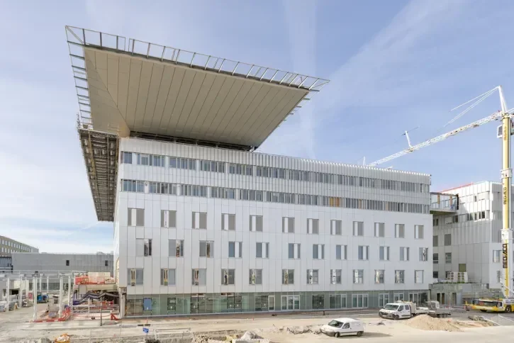 Au dessus d'un des bâtiment du nouvel hôpital a été installé l'héliport avec son porte-à-faux de 12 m , par rapport à la façade.