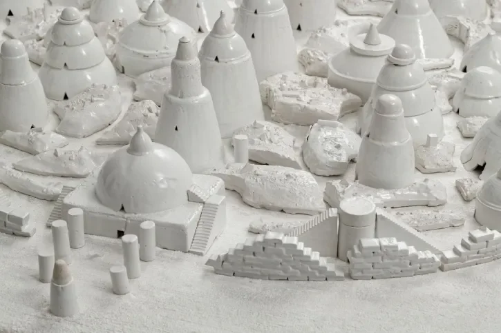Des objets en céramique. 