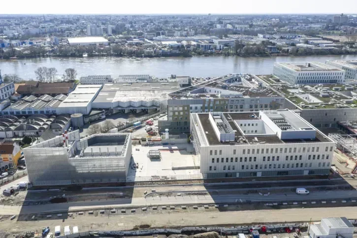 Vue en hauteur des bâtiments du nouvel hôpital à proximité de la Loire