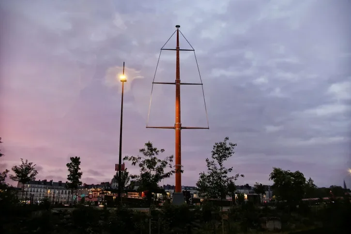 Un mât sur l'Île de Nantes. 