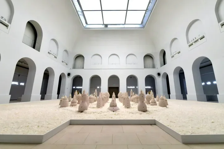 Des sculptures en céramique.