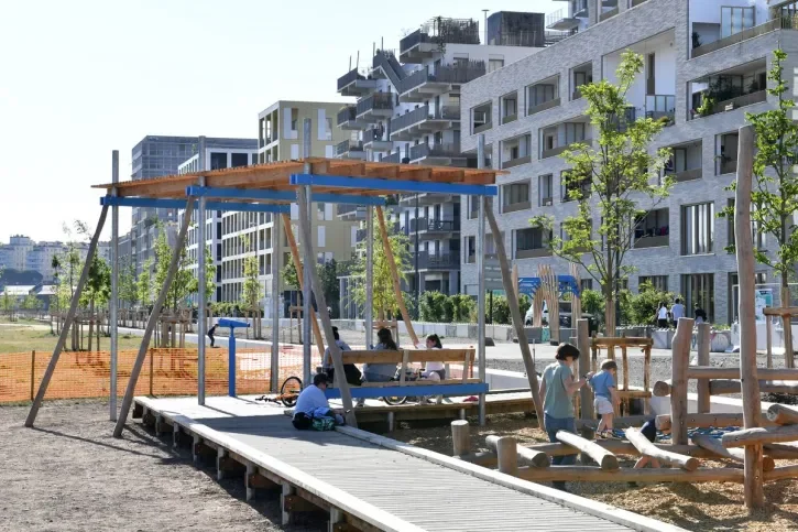 Des enfants sur une nouvelle aire de jeux en bois sur l'île de Nantes.
