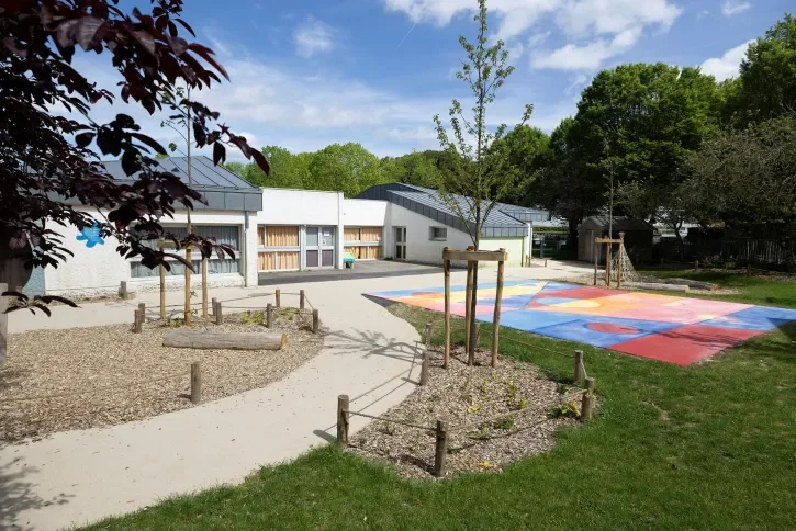 Une cour d'école.