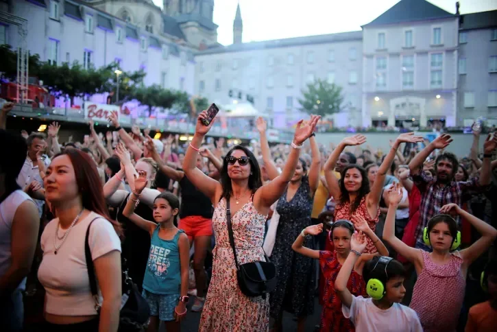 Une foule danse.