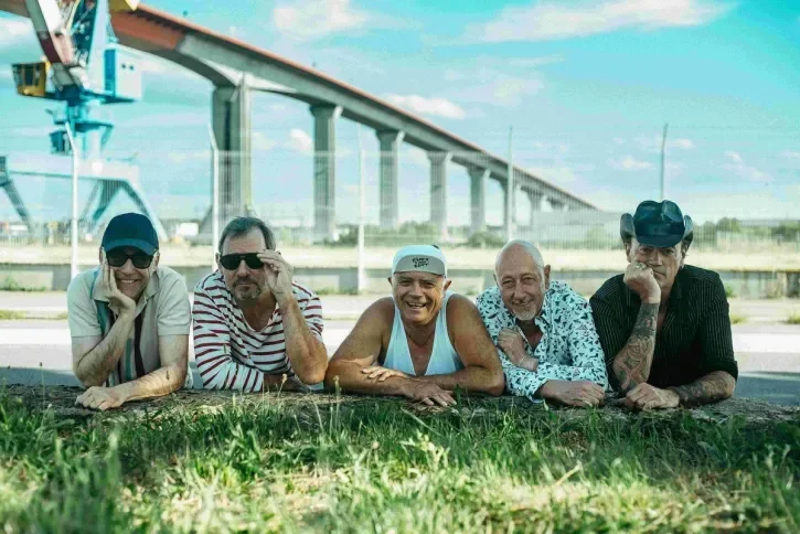 Cinq musiciens prennent la pose devant le pont de Cheviré.