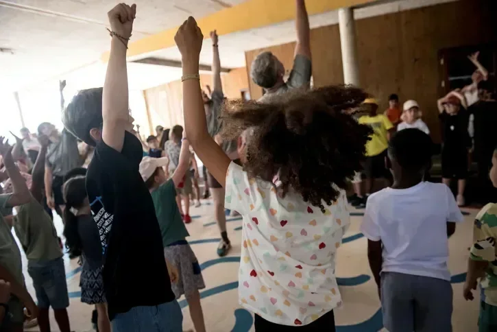 Des enfants font la fête. 