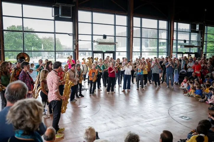 Une fanfare.
