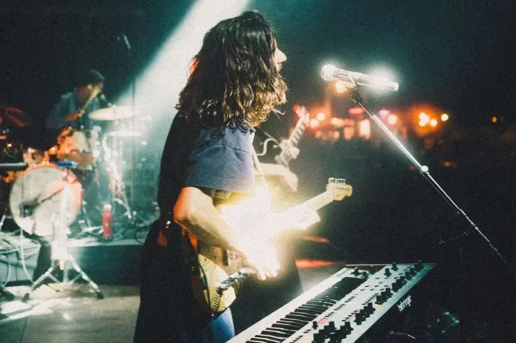 Un homme jouant de la guitare.