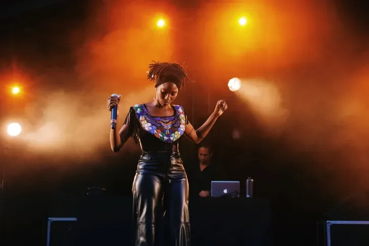 Une artiste chante sur scène. 