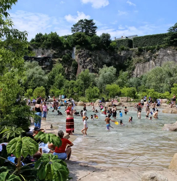Des enfants jouent dans le bassin du Jardin extraordinaire.