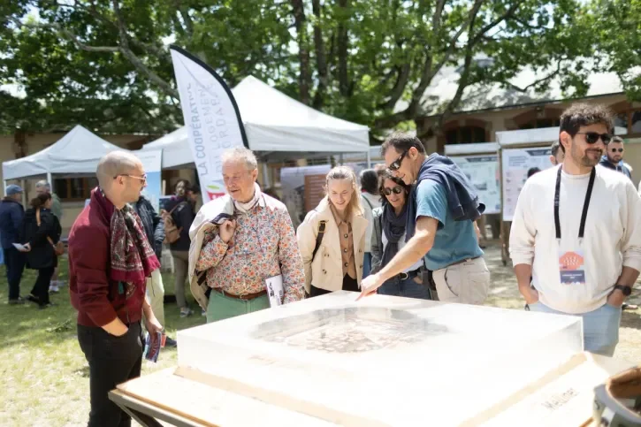 Le public s'informe sur les projets lors du Forum 2026 de la Caserne Mellinet.