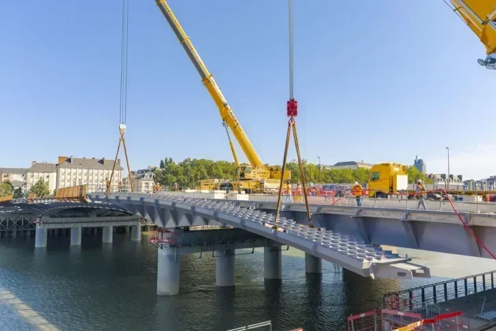 Des grues installent la future passerelle piétonne du pont Anne-de-Bretagne.