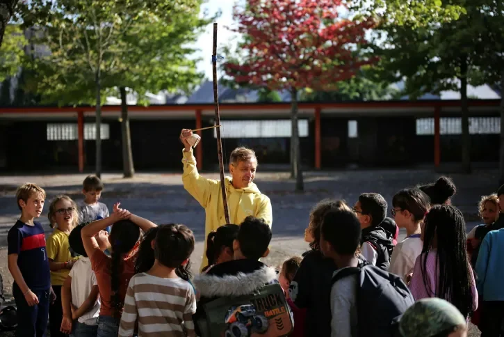 Des enfants regardent un animateur.