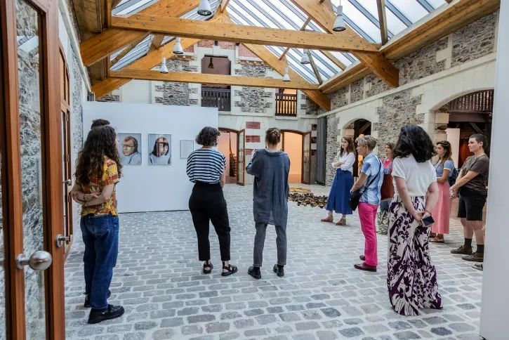 Des gens visitent une exposition. 