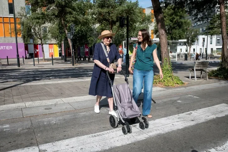 Deux personnes marchent dans la rue.