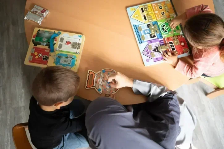 Des enfants jouent.