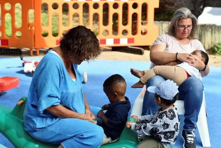 Des auxiliaires de puériculture avec des enfants.