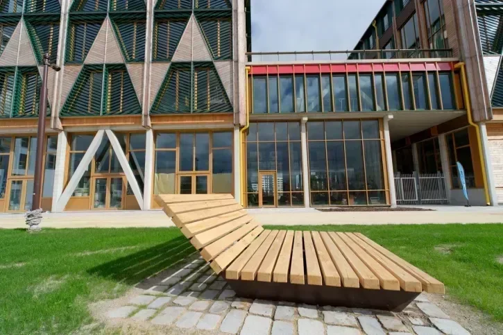 Un banc devant un bâtiment.