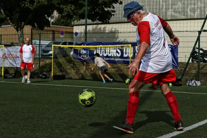 Un senior joue au foot.