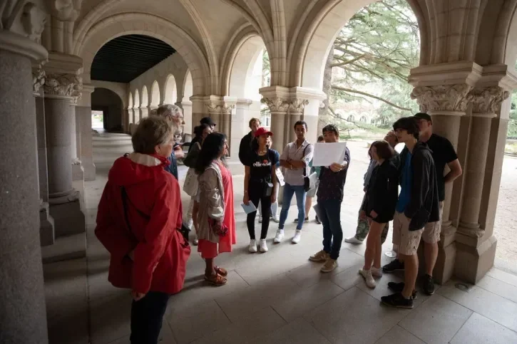 Des personnes écoutent un conférencier.