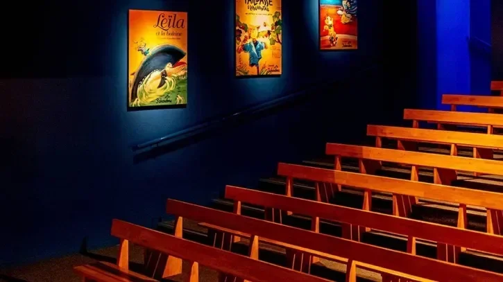 Les gradins d'un théâtre.