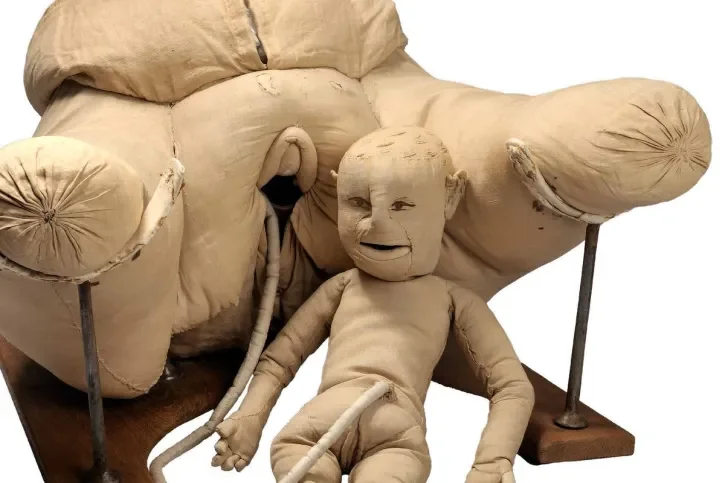 Un mannequin représentant les cuisses d'une femmes et un bébé.
